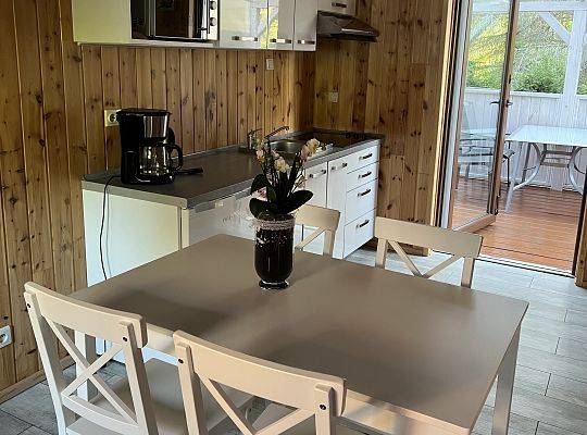 Domki czy pokoje – co wybrać na urlop w Ostoi Dębki?