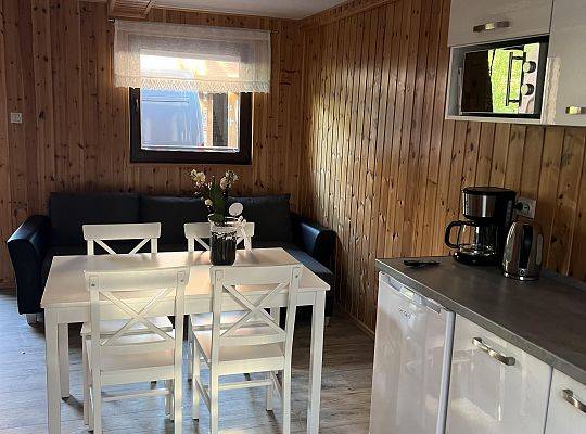 Domki czy pokoje – co wybrać na urlop w Ostoi Dębki?