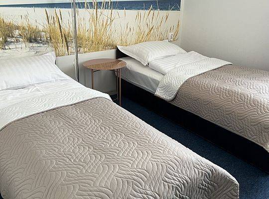 Domki czy pokoje – co wybrać na urlop w Ostoi Dębki?