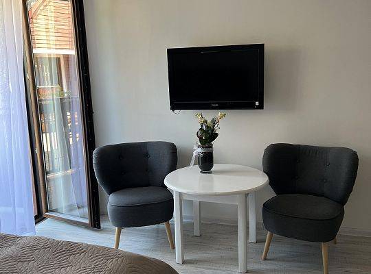 Domki czy pokoje – co wybrać na urlop w Ostoi Dębki?