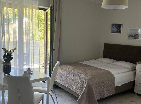 Noclegi w Dębkach – domki i pokoje blisko plaży w Ostoi Dębki