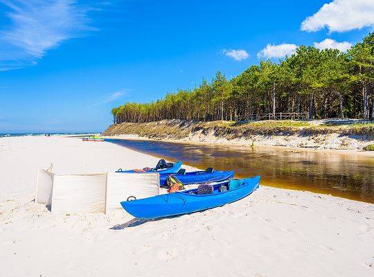 Końcowy odcinek rzeki Piaśnicy wpadający do morza