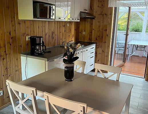 Domki czy pokoje – co wybrać na urlop w Ostoi Dębki?